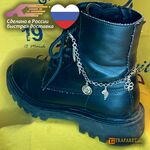 Браслет с шармами на молодежном ботинке